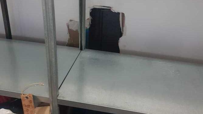 La polizia recupera 120 vestiti dopo il maxi-furto nel deposito