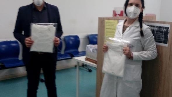 Camici in dono a medici e pediatri di Calcinaia