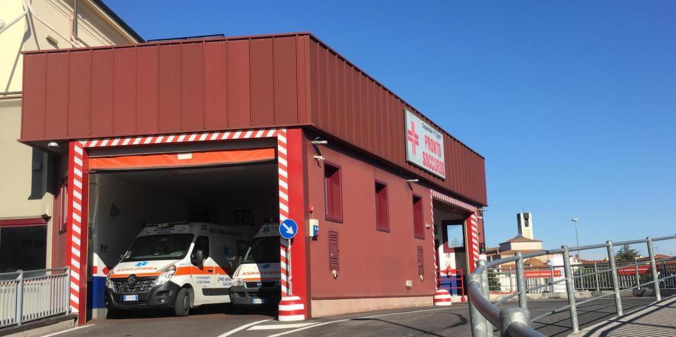 Colpisce la vicina con un bastone durante una lite 