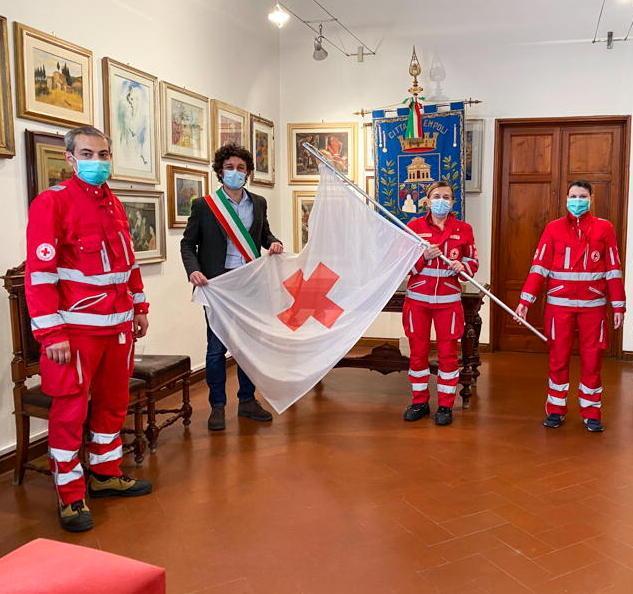 La bandiera della Croce Rossa arriva in municipio a Empoli 