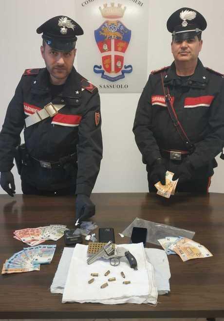 In casa con la droga c’era anche un’arma con 58 munizioni Due gli arrestati 