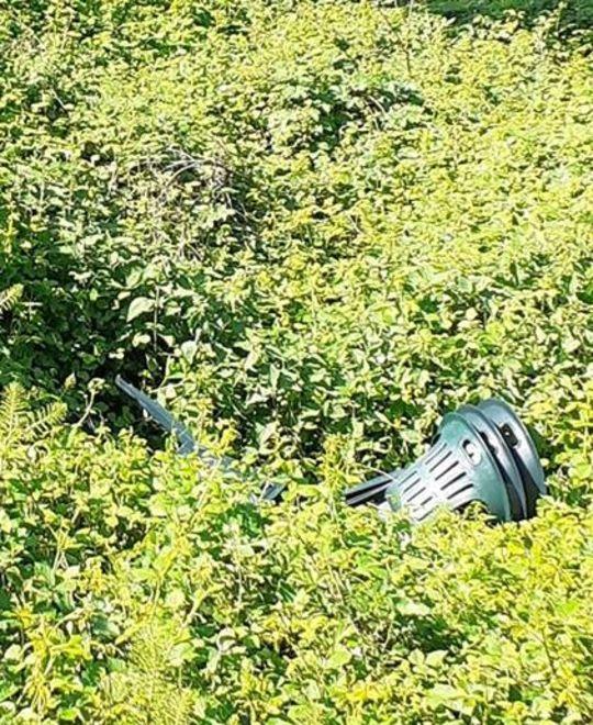 Nella scarpata le sedie della piadineria del Lido