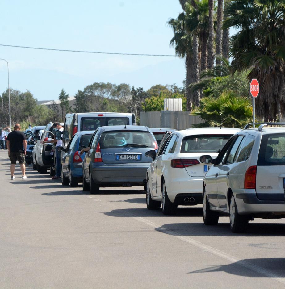 Assalto all’ecocentro comunale, auto in coda per tutto il giorno