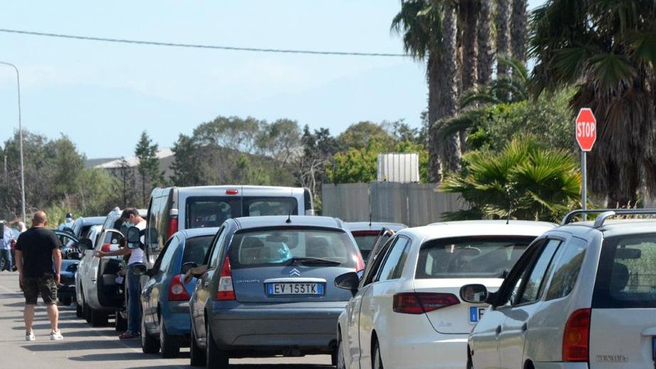 Assalto all’ecocentro comunale, auto in coda per tutto il giorno