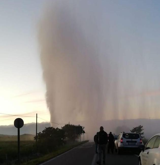 Si rompe un tubo nella condotta zampillo d’acqua alto 30 metri