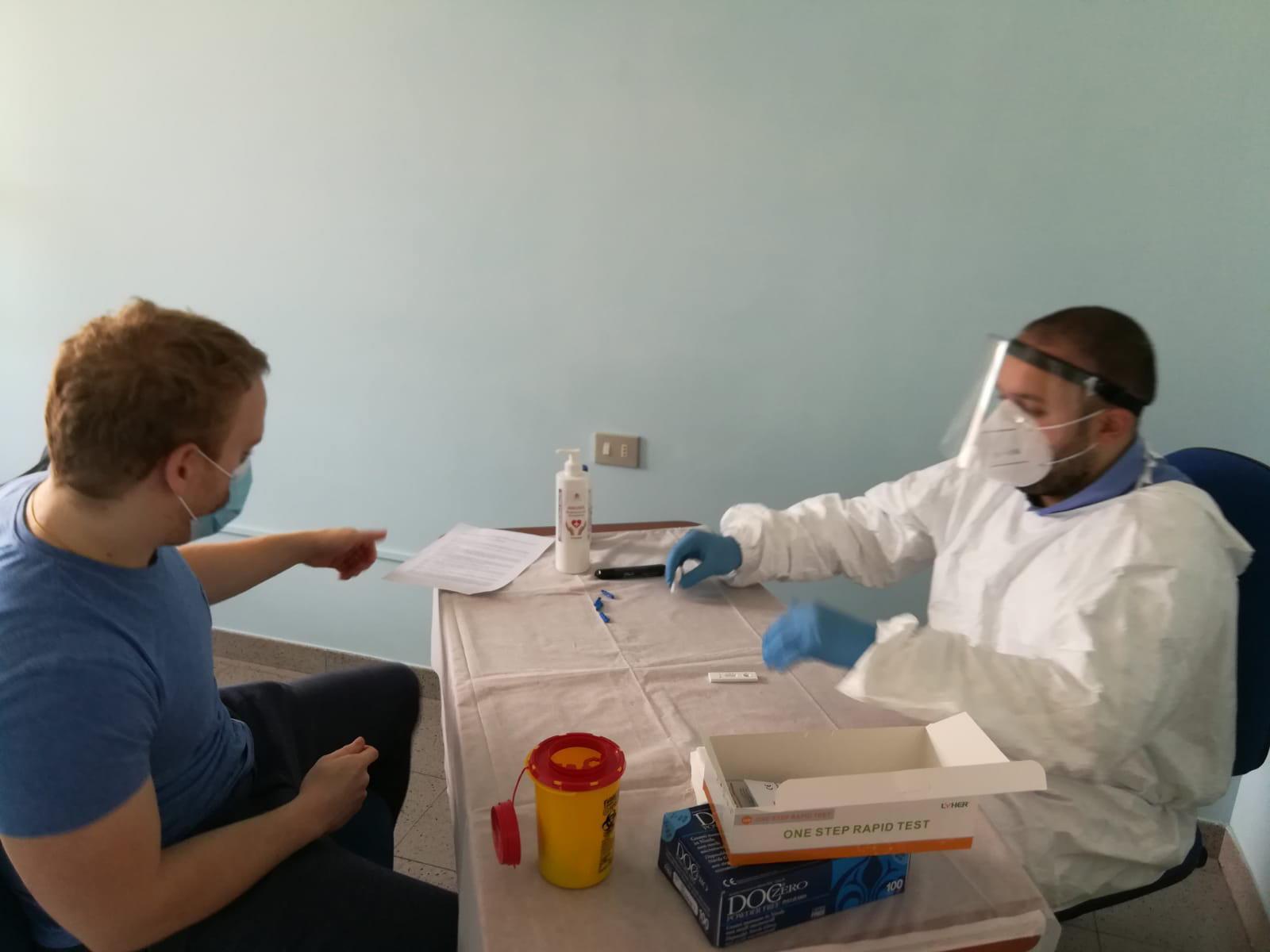 Un operatore mentre esegue un test sierologico