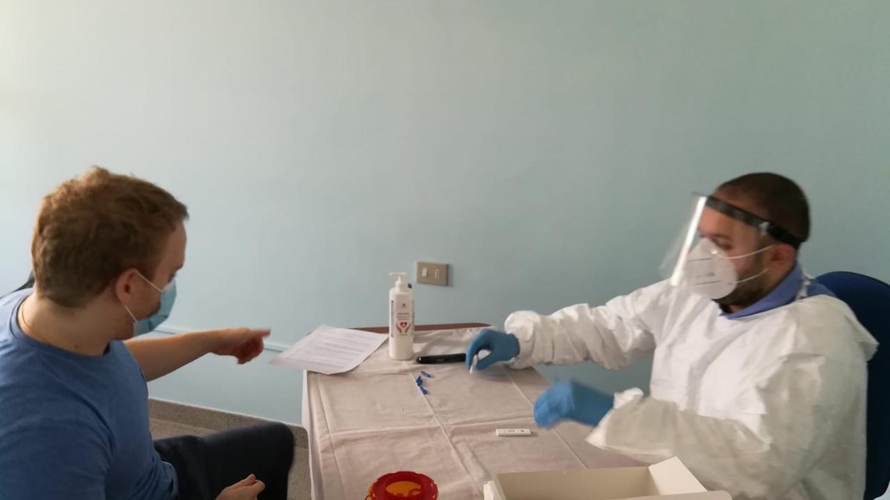 Un operatore mentre esegue un test sierologico
