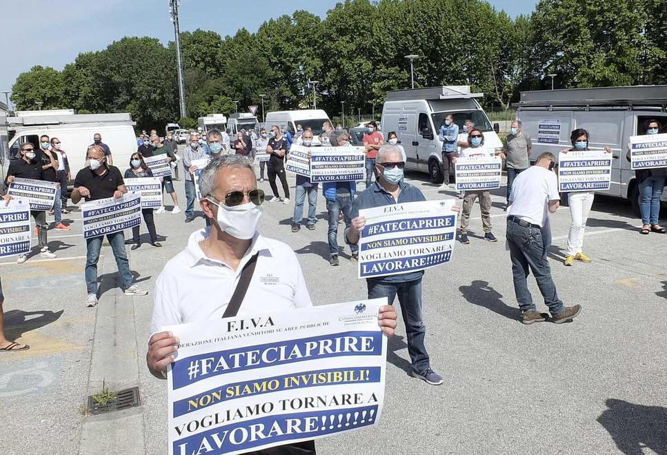 Protesta degli ambulanti in crisi, il sindaco Conti: «Qui ci sono spazi e condizioni per riaprire» 