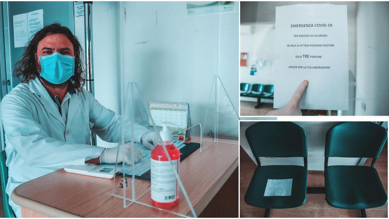 Nelle immagini ecco come si presenta lo studio medico accanto alla farmacia comunale numero due della Rosa: in alto il medico che riceverà i pazienti con uno schermo di plexiglass a protezione. In alto a destra invece il cartello con quanti pazienti possono rimanere nella sala d’attesa. E sotto l’indicazione delle sedie in cui si può stare (fotoservizio Marzi)
