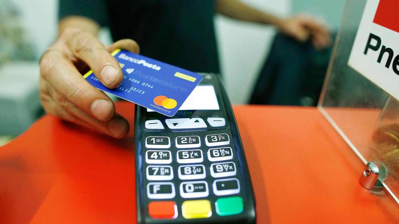 Finge la clonazione della carta di credito per ottenere il risarcimento dalla banca, denunciata una casalinga