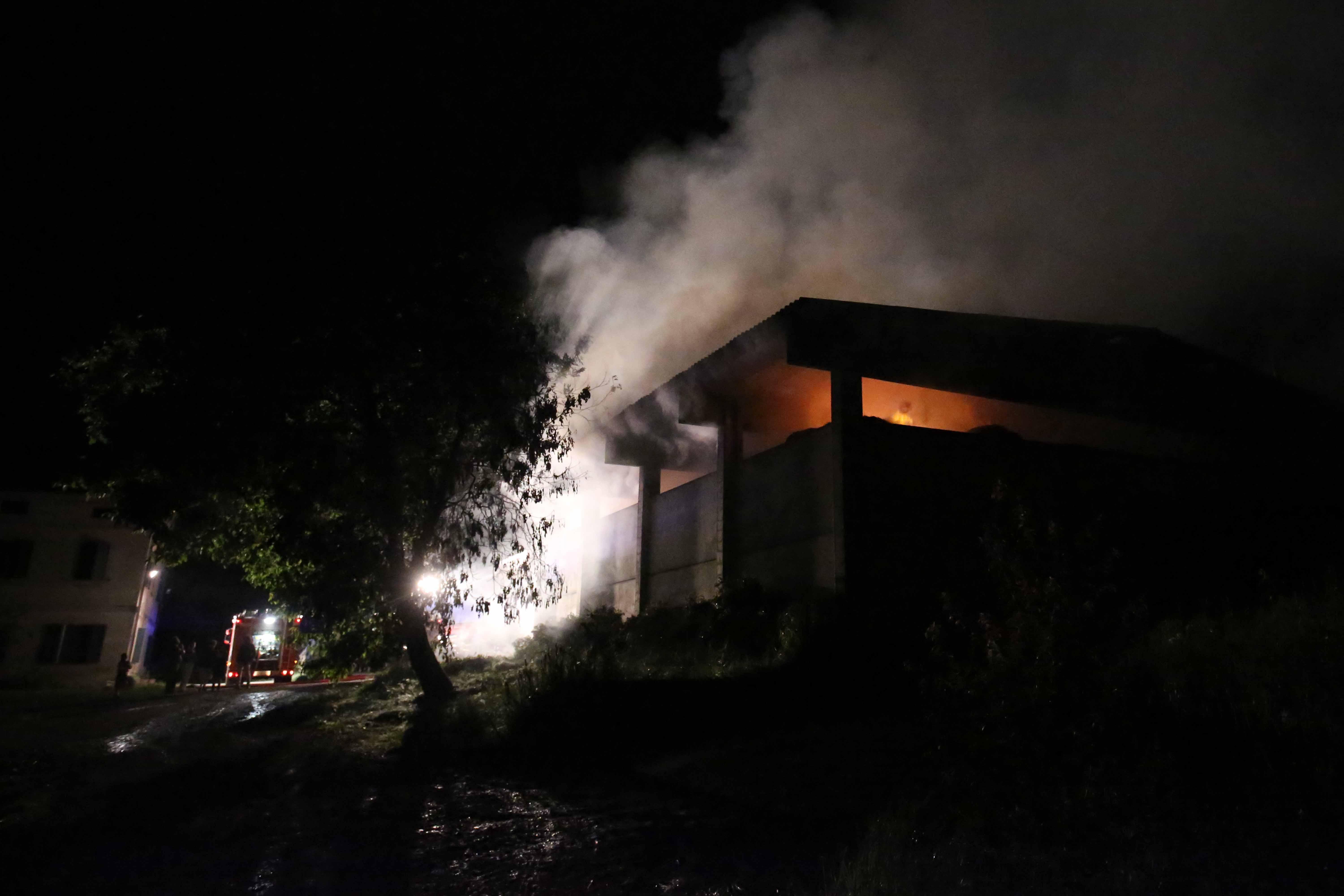 Quattrocento rotoballe distrutte da un incendio