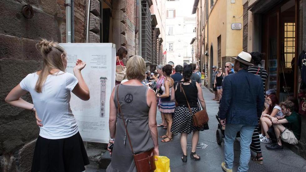 Ancora chiusi torri, musei e Cattedrale. Il Comune: «Evento simbolico il 18 maggio»