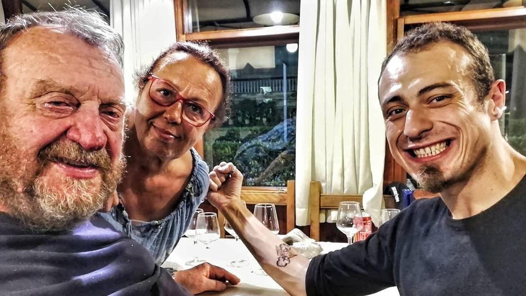 Da sinistra Dante Ugo Vannucchi, la moglie Angela Puccinelli e il figlio Nicola “Lezik” Vannucchi dopo la videosorpresa