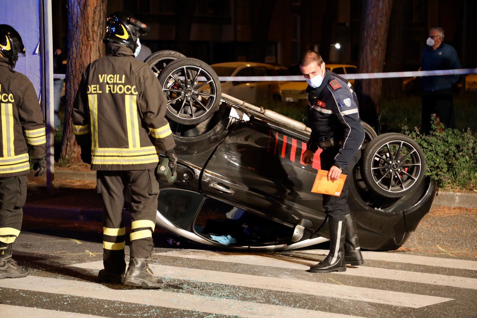 La minicar che si è ribaltata nell'incidente (Foto Marzi)