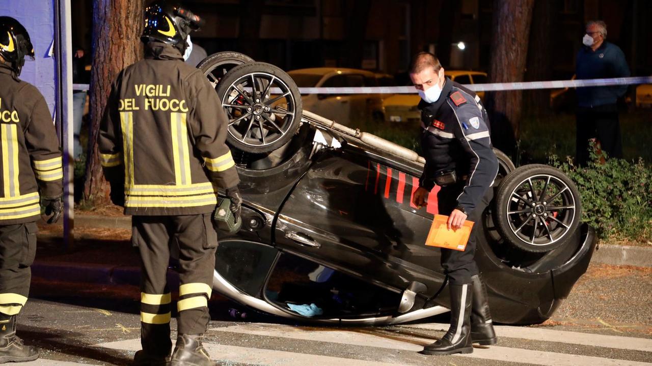 La minicar che si è ribaltata nell'incidente (Foto Marzi)