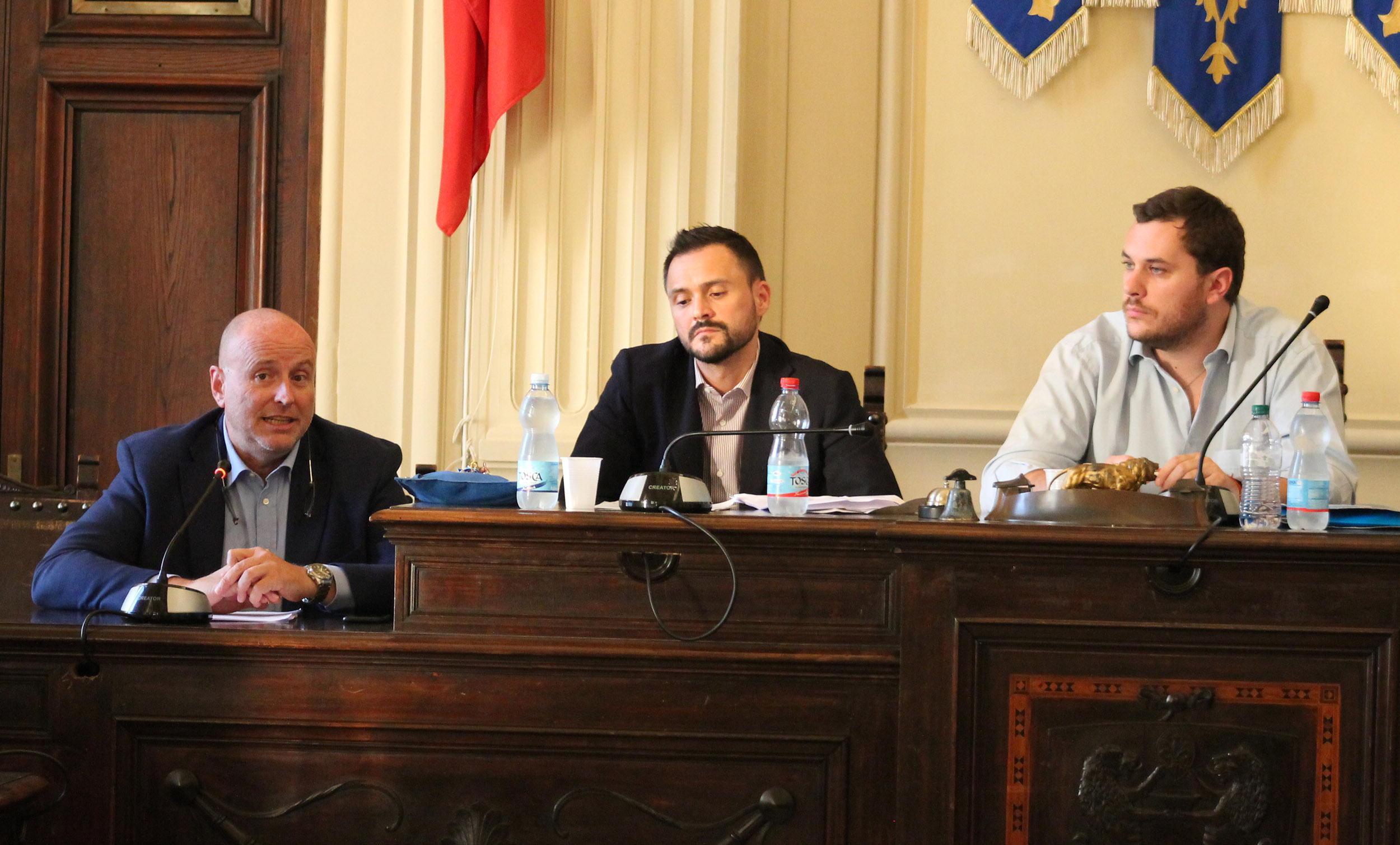 Il nuovo bilancio scontenta tutti: niente assunzioni per scuole e vigili 