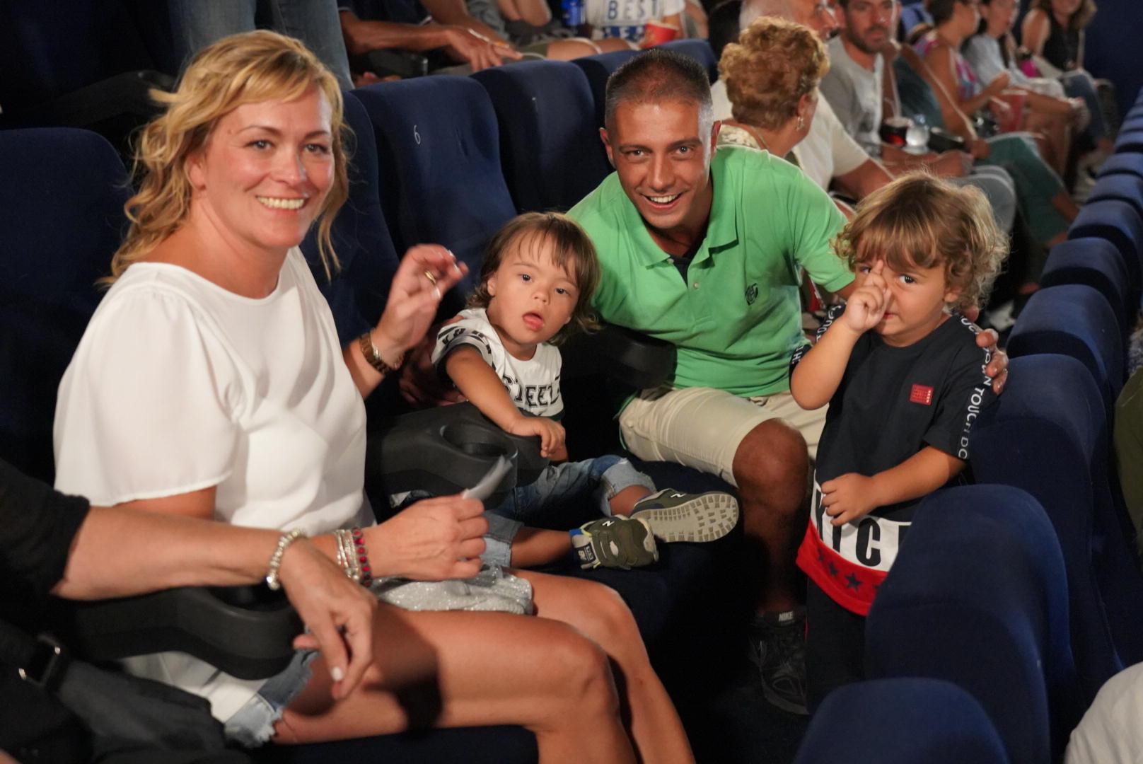 Antonio con i genitori e il fratello a una proiezione speciale del film (Foto Silvi)