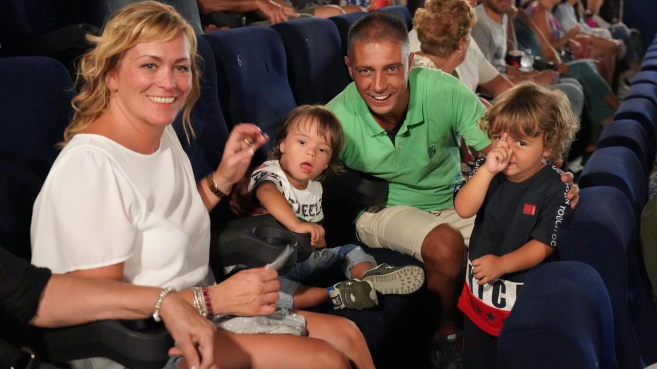 Antonio con i genitori e il fratello a una proiezione speciale del film (Foto Silvi)