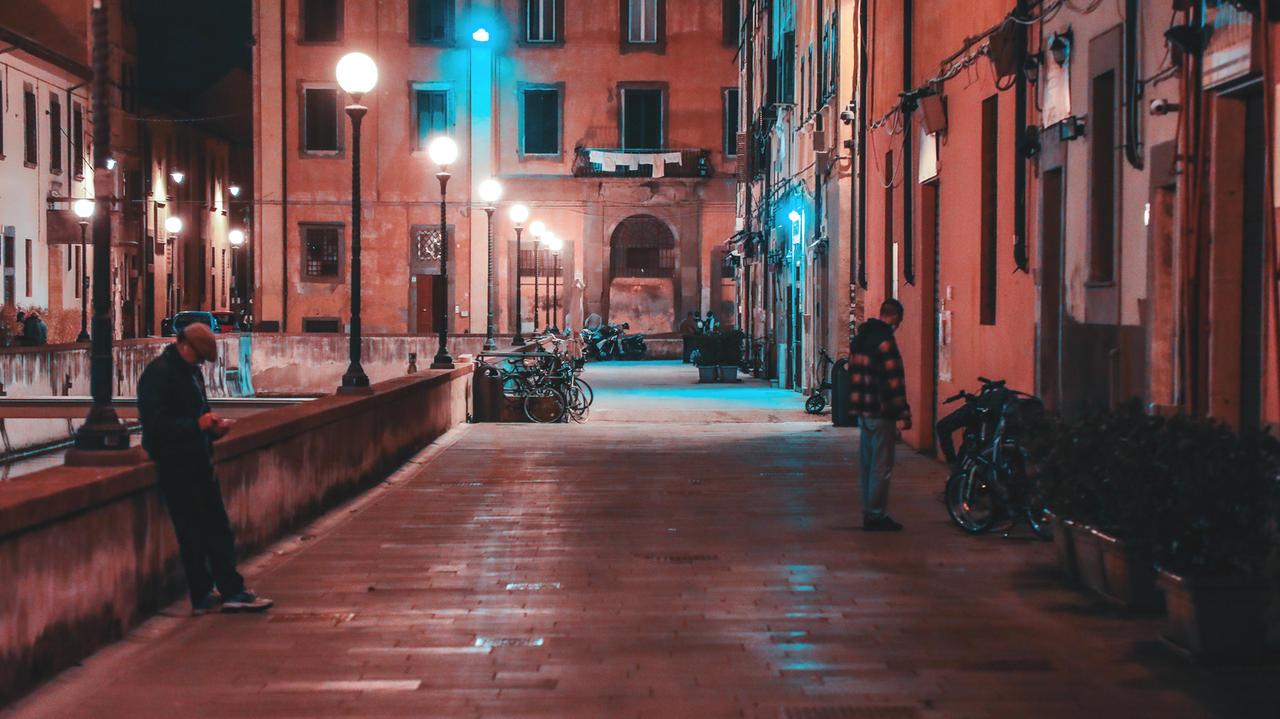 "Ma la notte no", una città deserta nei luoghi tradizionali della movida