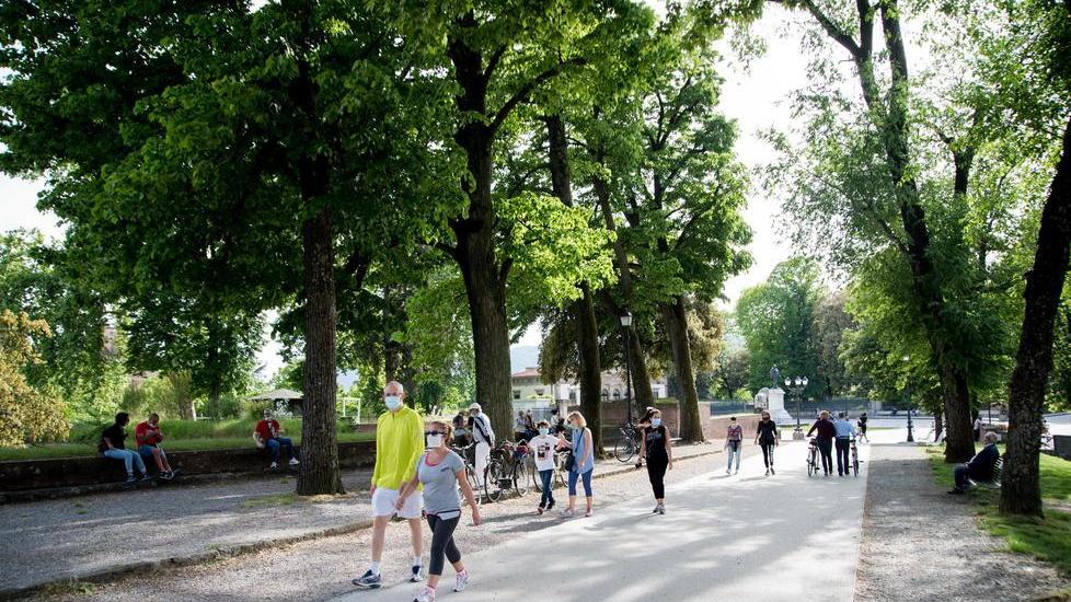 Mura piene di gente, ma i lucchesi rispettano le norme