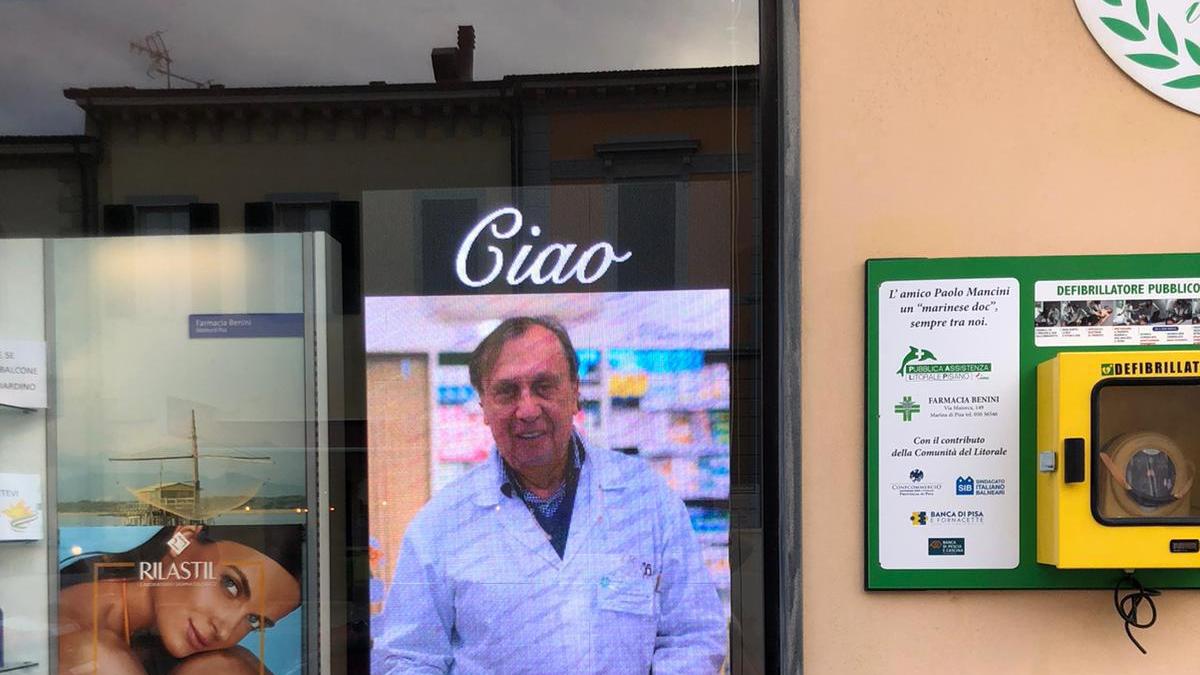 Una bella immagine di Francesco Giglioni all’esterno della farmacia di via Maiorca