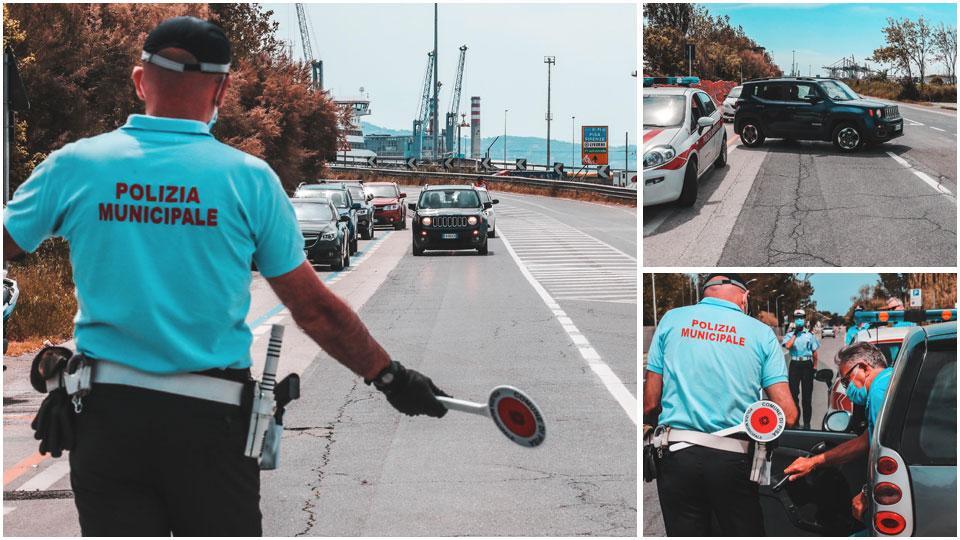 La situazione sul litorale, ieri, al confine tra Pisa e Livorno. La polizia municipale pisana controlla tutte le auto in arrivo da Livorno, chiedendo l’autocertificazione agli automobilisti; i livornesi non possono accedere al lungomare pisano, e come si vede dalle immagini, i “trasgressori” vengono costretti a fare inversione con la propria auto e quindi rispediti a casa: e il divieto continua a far discutere