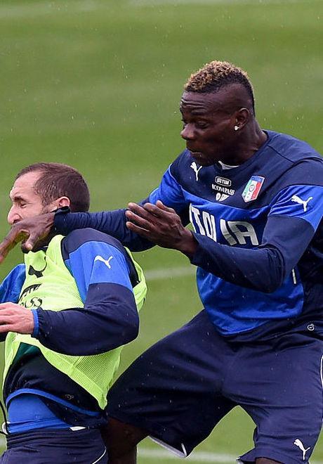 Chiellini-Balotelli, parole a gamba tesa «Uomo negativo» «Dimmelo in faccia» 
