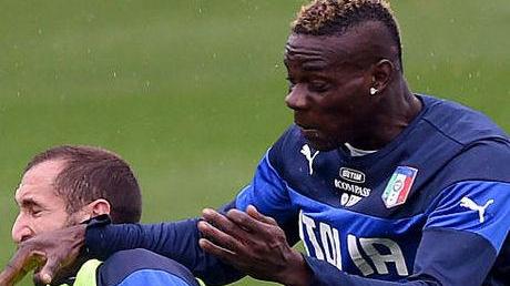 Chiellini-Balotelli, parole a gamba tesa «Uomo negativo» «Dimmelo in faccia»