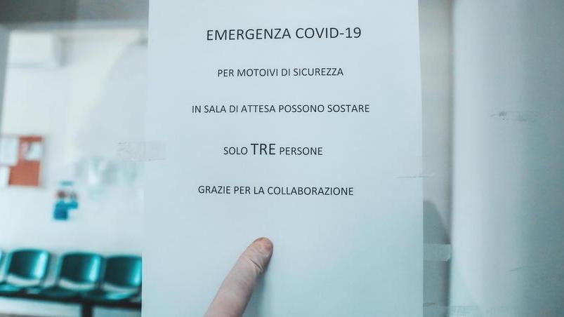 Dal medico su prenotazione e con guanti e mascherina
