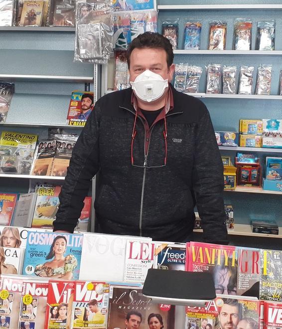 L’edicola che vende i romanzi insieme a quotidiani e riviste 