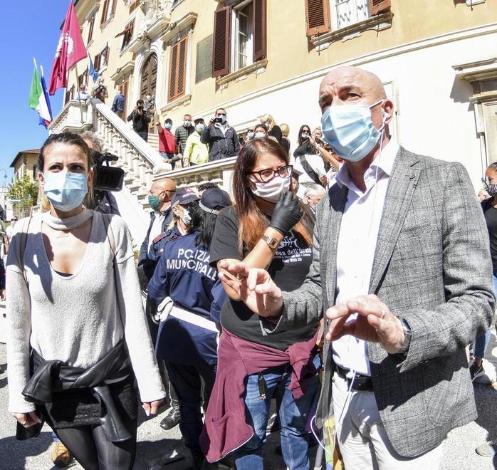 Il sindaco prova a accelerare la ripartenza «Qui pochi contagi, fateci riaprire i negozi» 