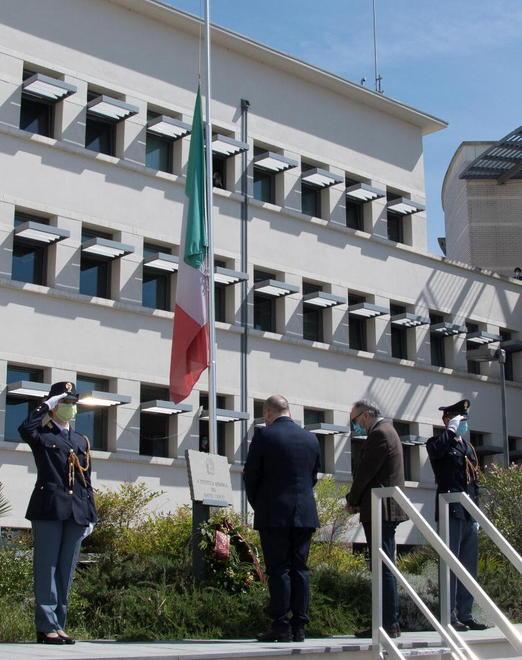 Omaggio all’agente ucciso 