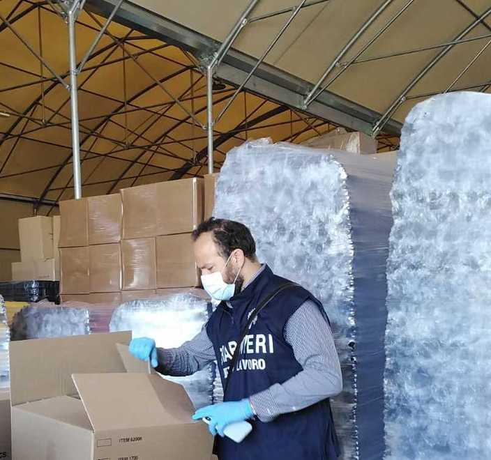 Azienda riprende l’attività con tre operai al nero: chiusa 
