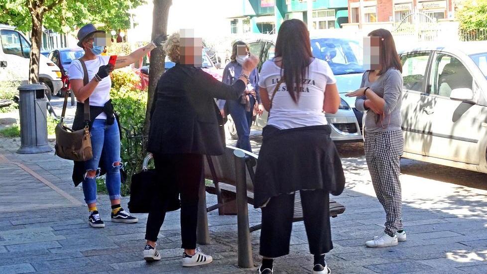 L’animato confronto tra alcune parrucchiere e una collega trovata all’interno del salone multato dai vigili