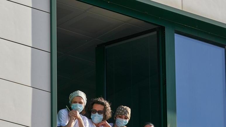 Applausi e sirene per ringraziare i sanitari