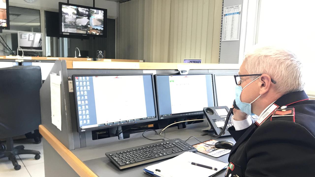 La centrale operativa dei carabinieri ha seguito a distanza l'inseguimento attraverso le telecamere