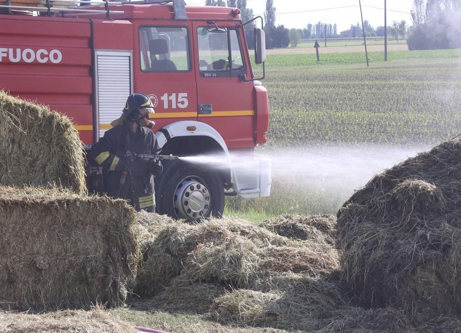 Incendio nel magazzino con 4mila quintali di fieno 