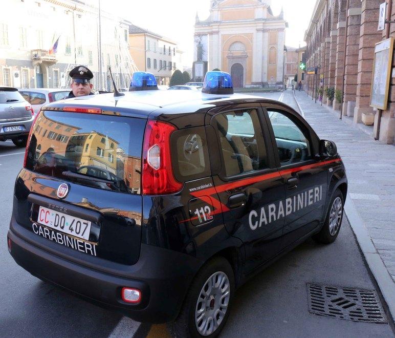 Prende per il collo la carabiniera, arrestato 