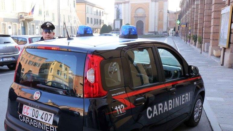Prende per il collo la carabiniera, arrestato