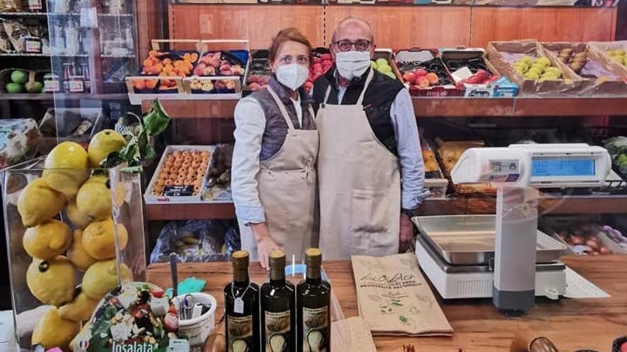 Inaugurato un negozio di frutta e verdura «Grazie per il coraggio»