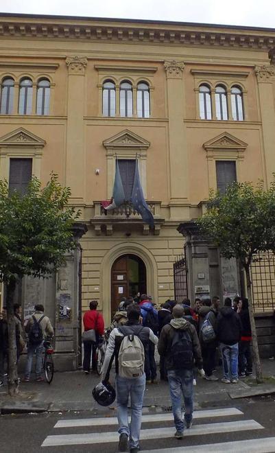 Studenti all’ingresso del liceo Dini prima dell’emergenza Covid