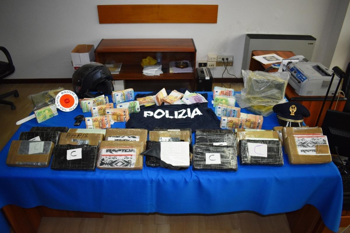La droga e i soldi sequestrati dalla polizia