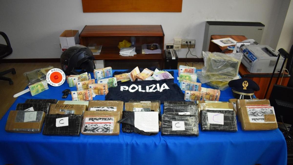La droga e i soldi sequestrati dalla polizia