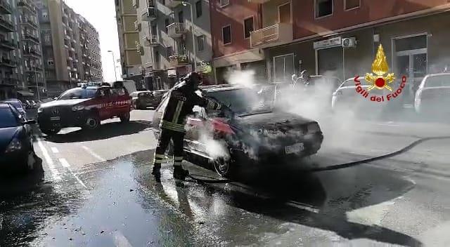 Auto prende fuoco al semaforo, il guidatore si salva