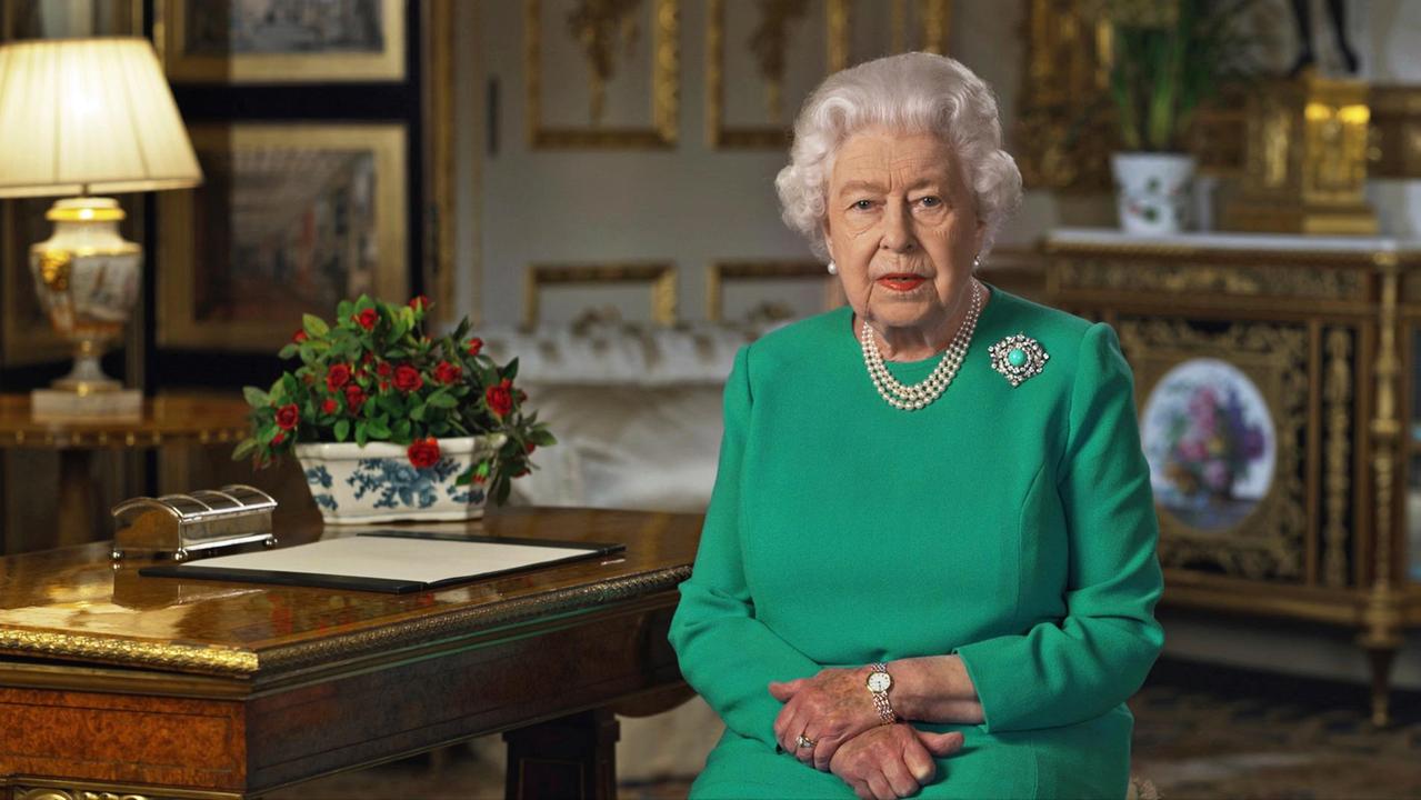 Elisabetta d’Inghilterra, 94 anni, in una delle sue ultime apparizioni in televisione