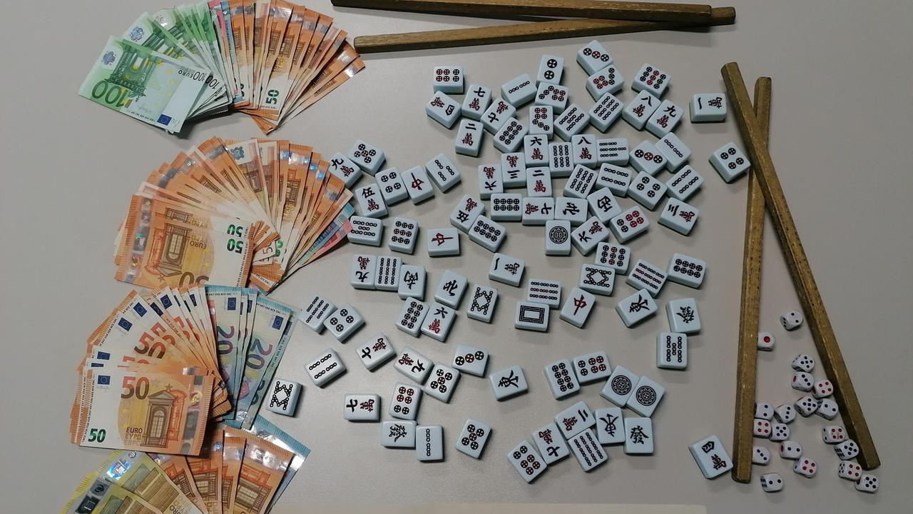 Il materiale del gioco e i soldi sequestrati nella bisca clandestina