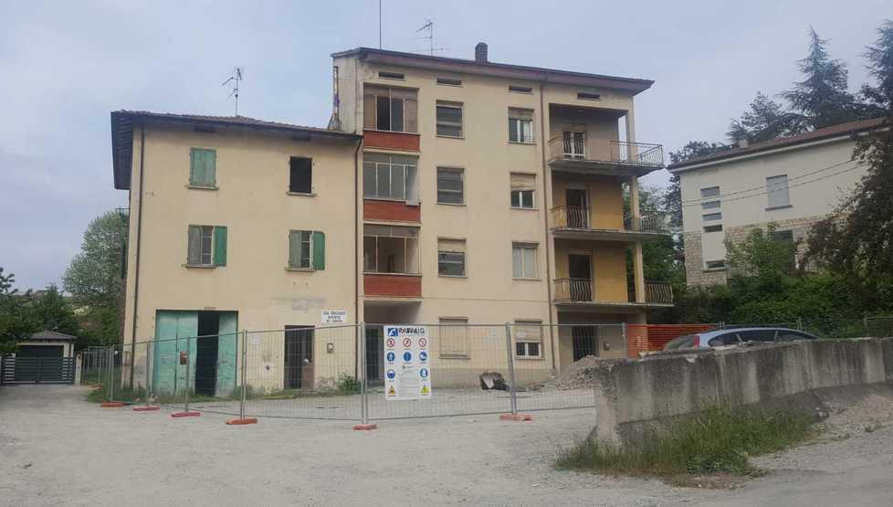 Gli edifici pericolanti da abbattere a Casina