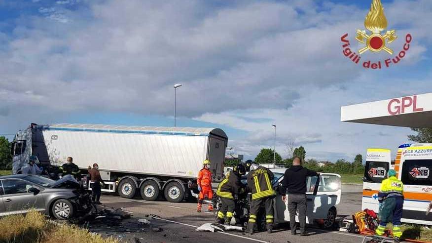 Lo scontro frontale tra una Panda e una Polo lungo la provinciale