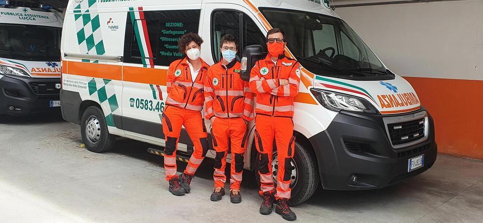 Bimba nasce in ambulanza, la commozione dei volontari dietro la visiera di plexiglass