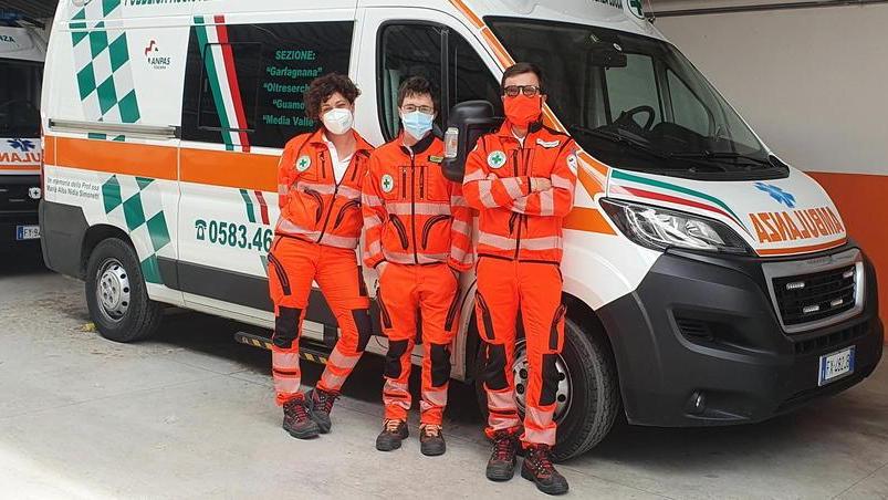 Bimba nasce in ambulanza, la commozione dei volontari dietro la visiera di plexiglass
